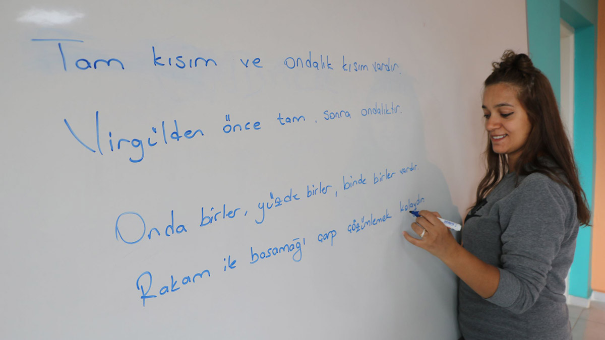 Zeynep öğretmen öğrencilere matematiği müzikle anlatıyor
