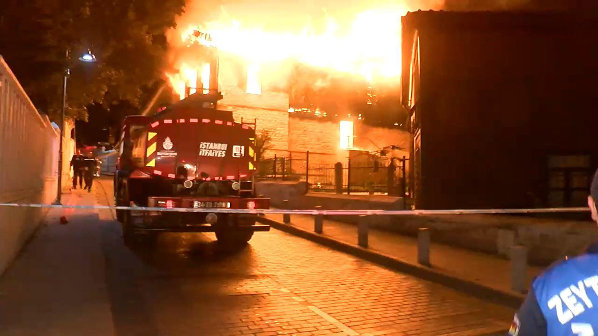 Zeytinburnu'nda ahşap binada yangın