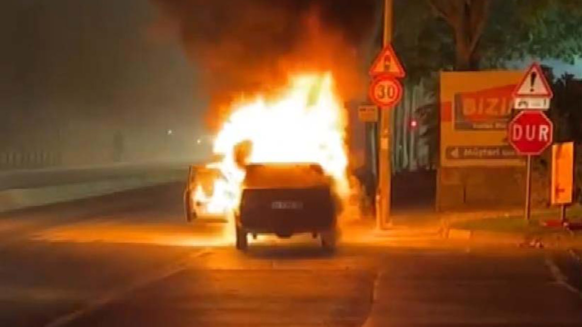 Zeytinburnu'nda otomobil alev alev yandı