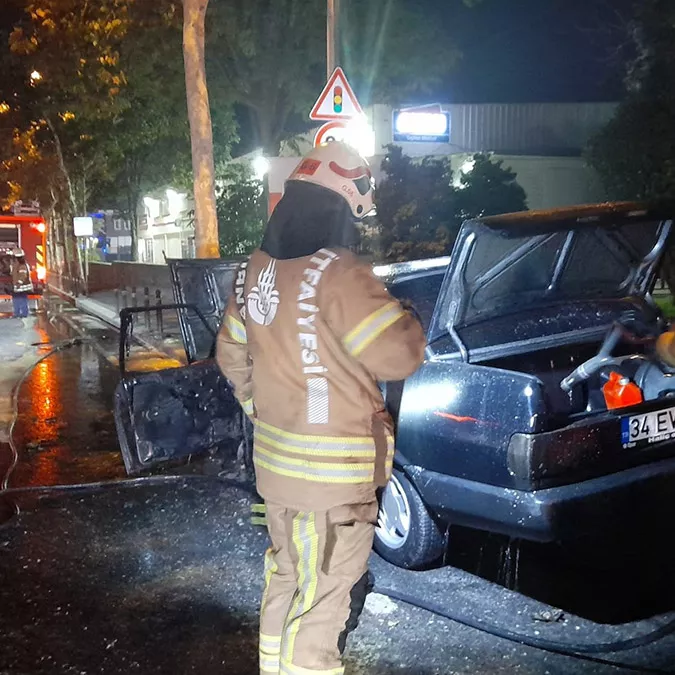 Zeytinburnu'nda otomobil alev alev yandı