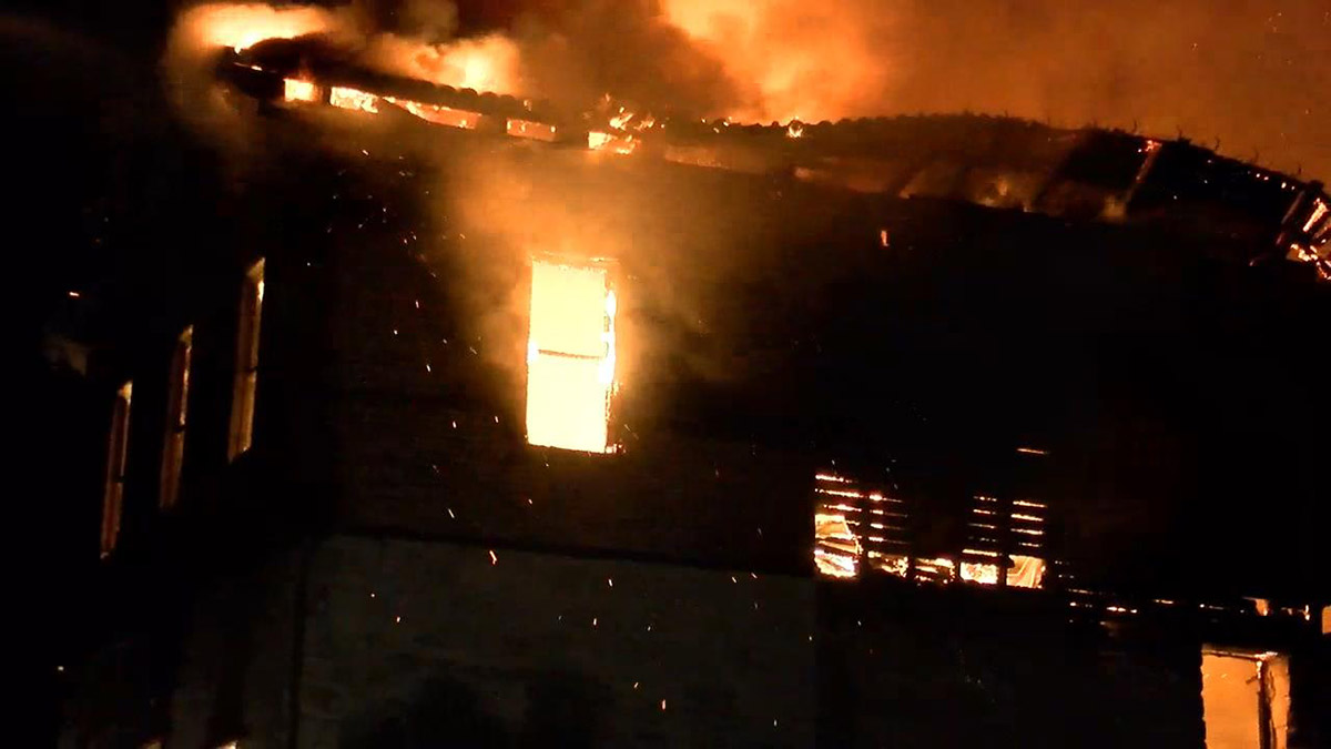 Zeytinburnu'nda ahşap binada yangın