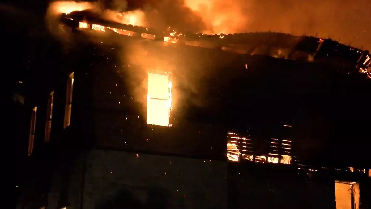 Zeytinburnu'nda ahşap binada yangın