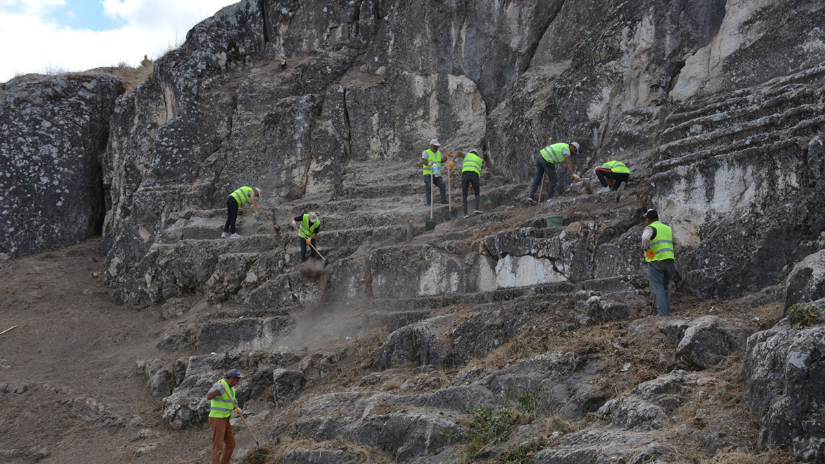 Zile Kalesi'nde oyularak yapılan antik tiyatroda kazı