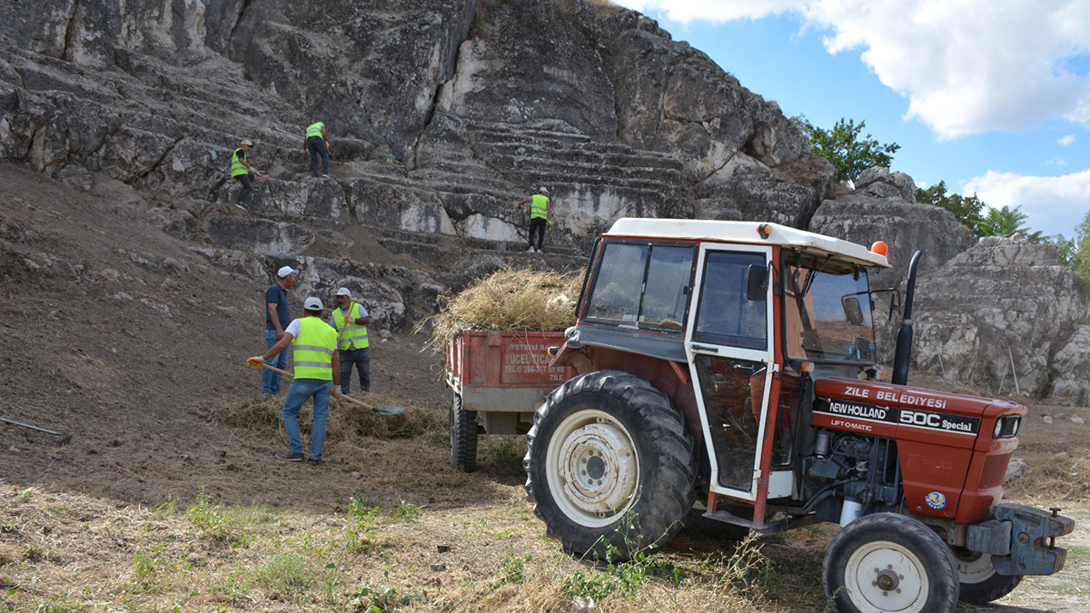 Zile Kalesi'nde oyularak yapılan antik tiyatroda kazı