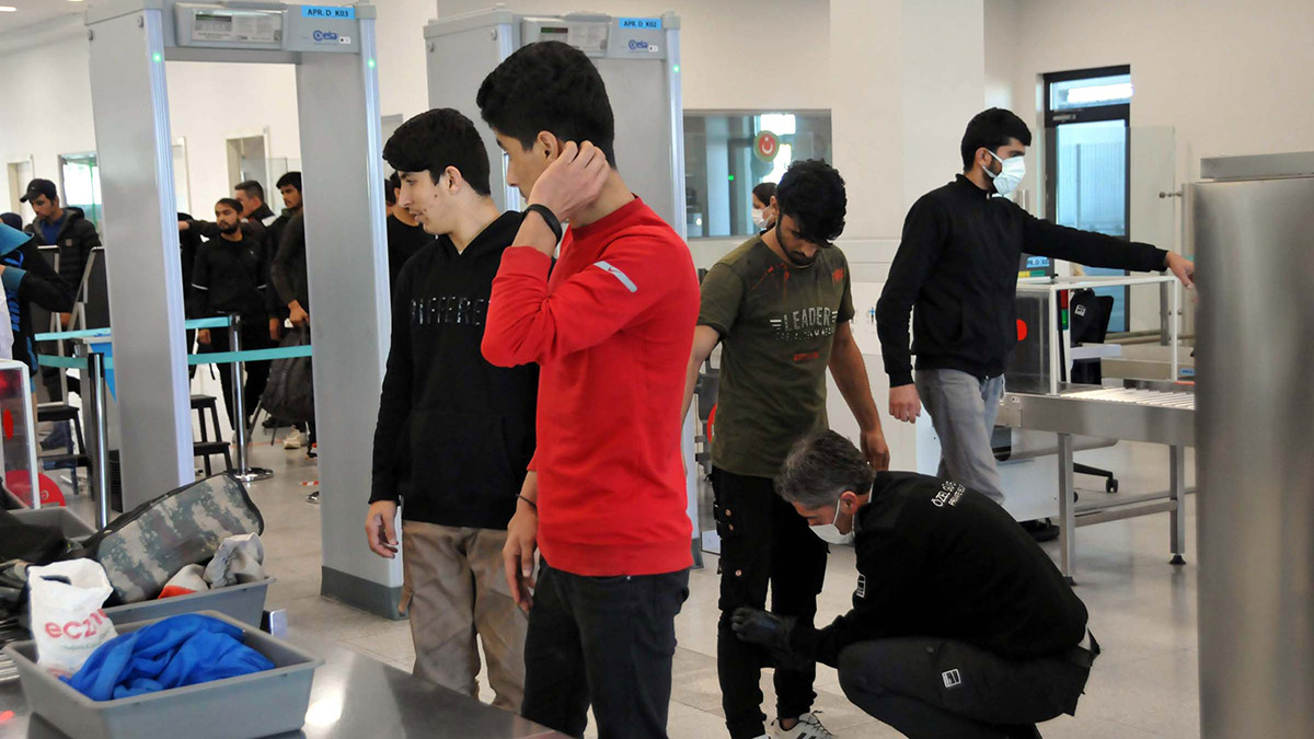 Türkiye'ye yasa dışı yollarla giren göçmenlerin ülkelerine gönderilme süreçleri devam ederken, 2022 yılının 10 aylık sürecinde 97 bin 448 kaçak göçmen sınır dışı edildi.