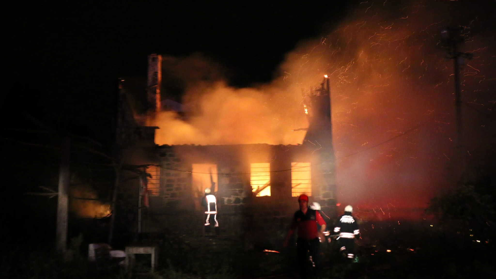 100 yıllık ahşap ev alev alev yandı