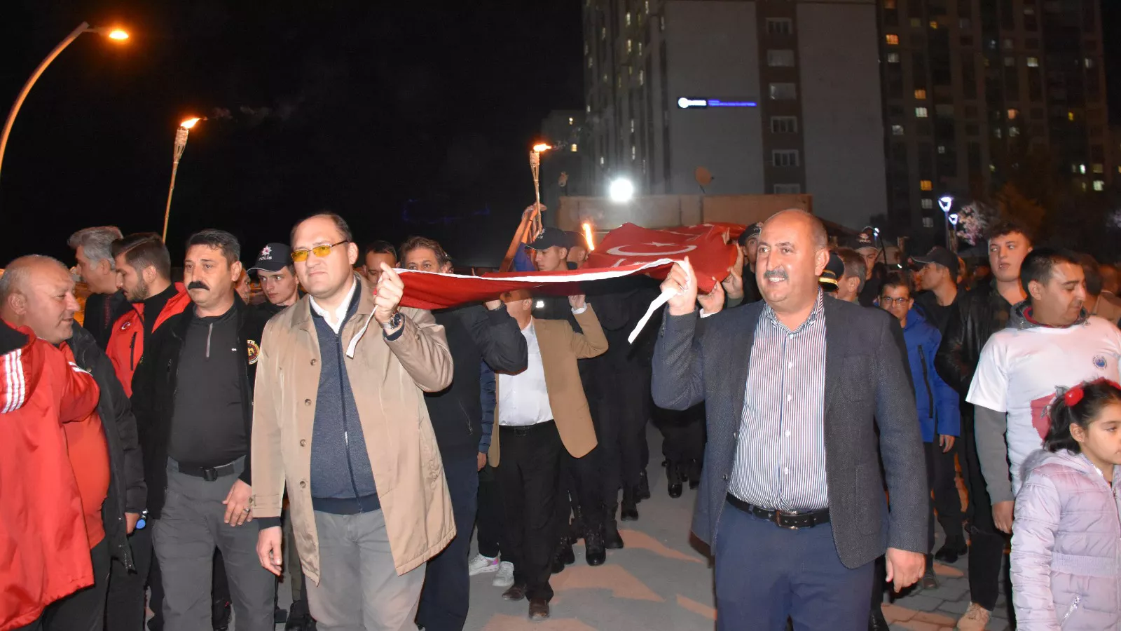 1000 metre uzunlugundaki turk bayragiyla yuruduler 1 - yerel haberler - haberton