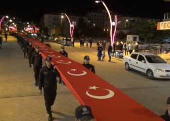 1000 metre uzunluğundaki Türk bayrağıyla yürüdüler