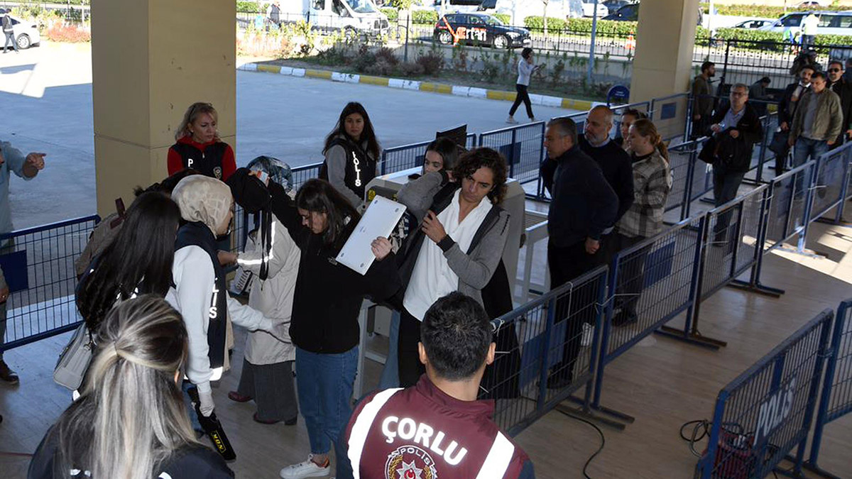 Tekirdağ'ın Çorlu ilçesinde 25 kişinin hayatını kaybettiği tren kazasıyla ilgili 13 sanıklı 11'inci duruşma başladı. Kazada oğlu Arda Sel ile eşi Hakan Sel'i kaybeden Mısra Öz, davanın kendileri için yeni başladığını söyledi.