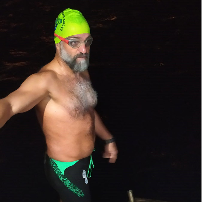 39 kilometreyi 15 saatte yüzdü