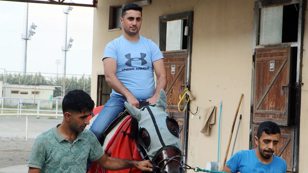 Adana’da geçen yıl hipodromda yarış sırasında attan düşüp ağır yaralanan, 41 gün komada kalan jokey samet erkuş (32), fizik tedaviyle konuşmaya ve yürümeye başladı.  