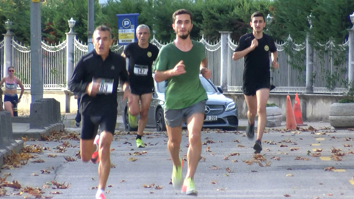 Marmara Üniversitesi Mezunlar Ofisi tarafından 4'üncü MarmaRUN Koşusu ‘Boğaz’da Koşuyoruz’ sloganıyla gerçekleştirildi.