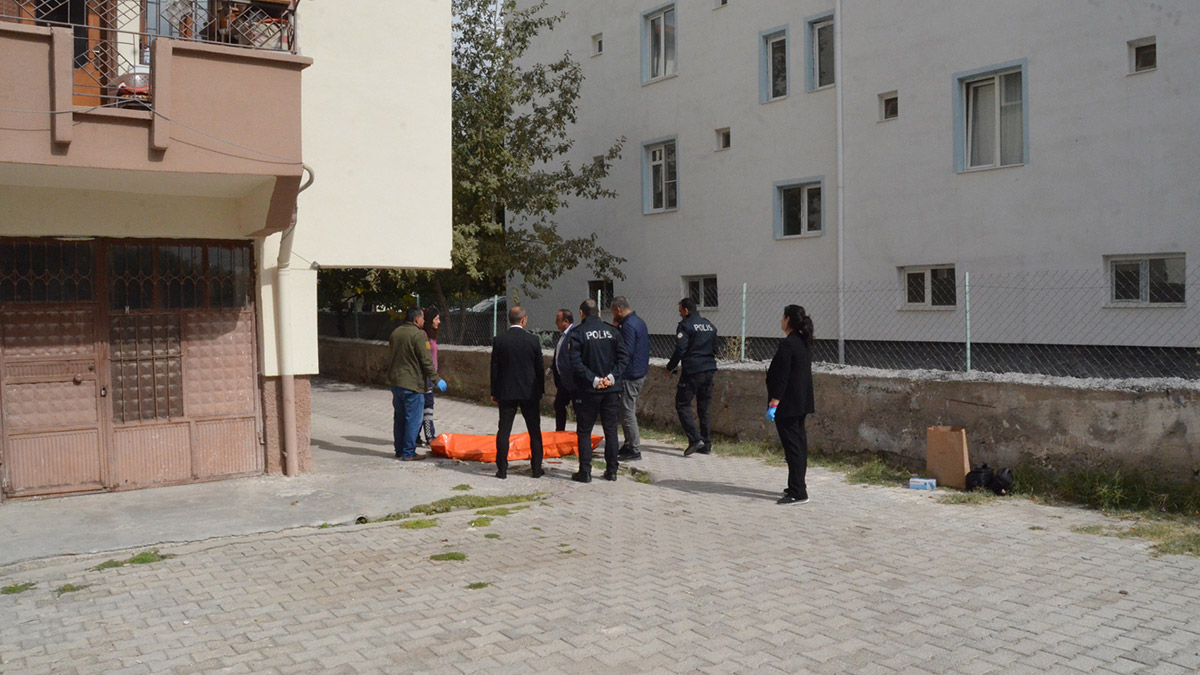 6 katlı binanın çatısından düşerek öldü