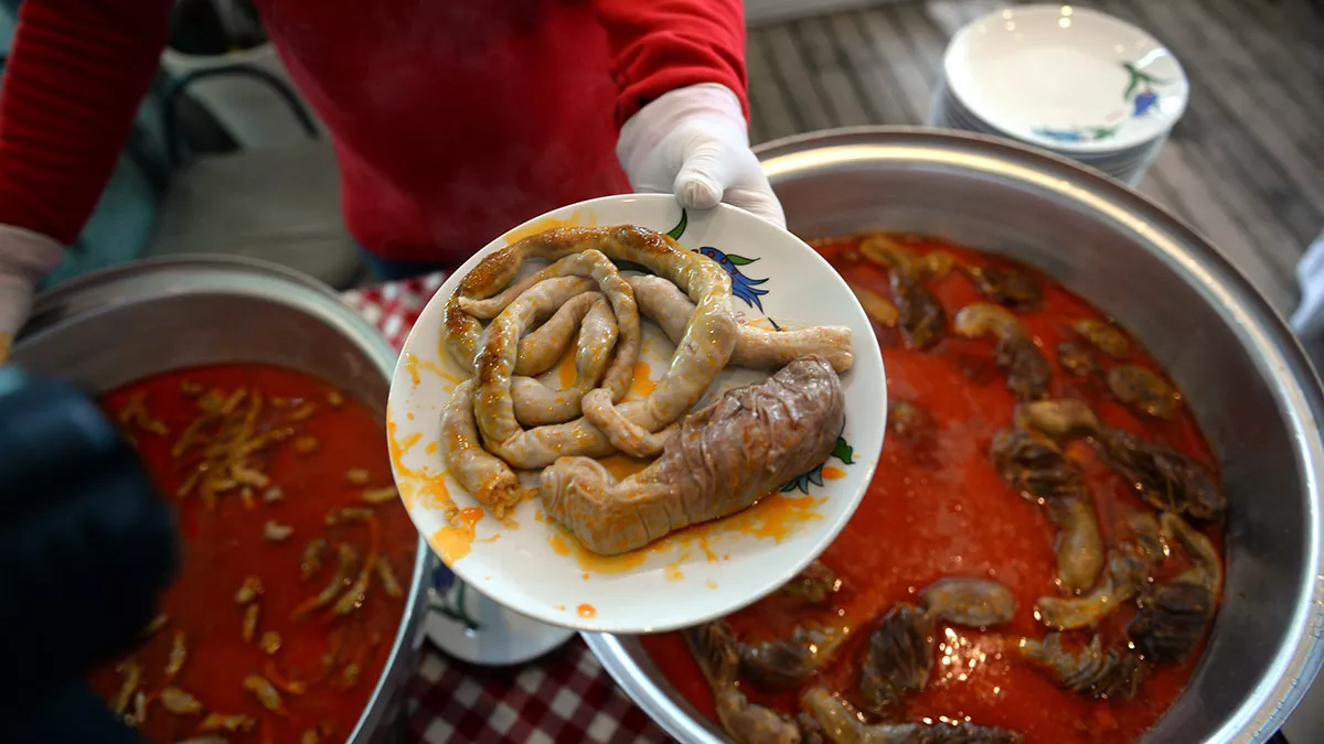 Adana'da '6'ncı uluslararası adana lezzet festivali' başladı. Adana valisi süleyman elban, "hem göze hem gönle hem mideye hem damaklara hitap edelim, istiyoruz" dedi.
