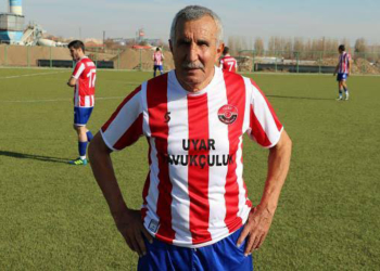 73 yaşındaki Kunt en yaşlı futbolcu olmak istiyor