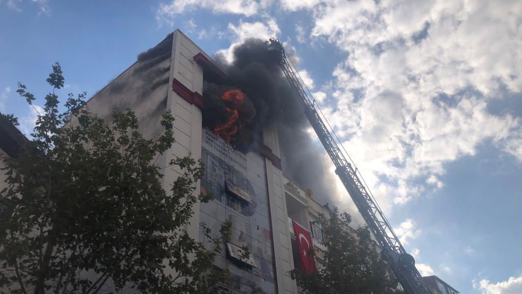 AVM'de çıkan yangında 5 kişi dumandan etkilendi  