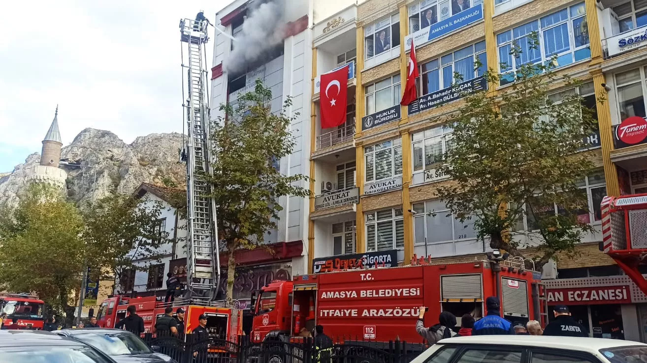 Avmde cikan yanginda 5 kisi dumandan etkilendi 1 1 - yaşam - haberton