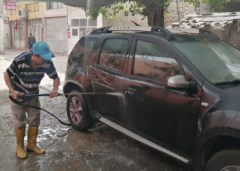 Adana'da çamur yağdı; oto yıkamacılar doldu