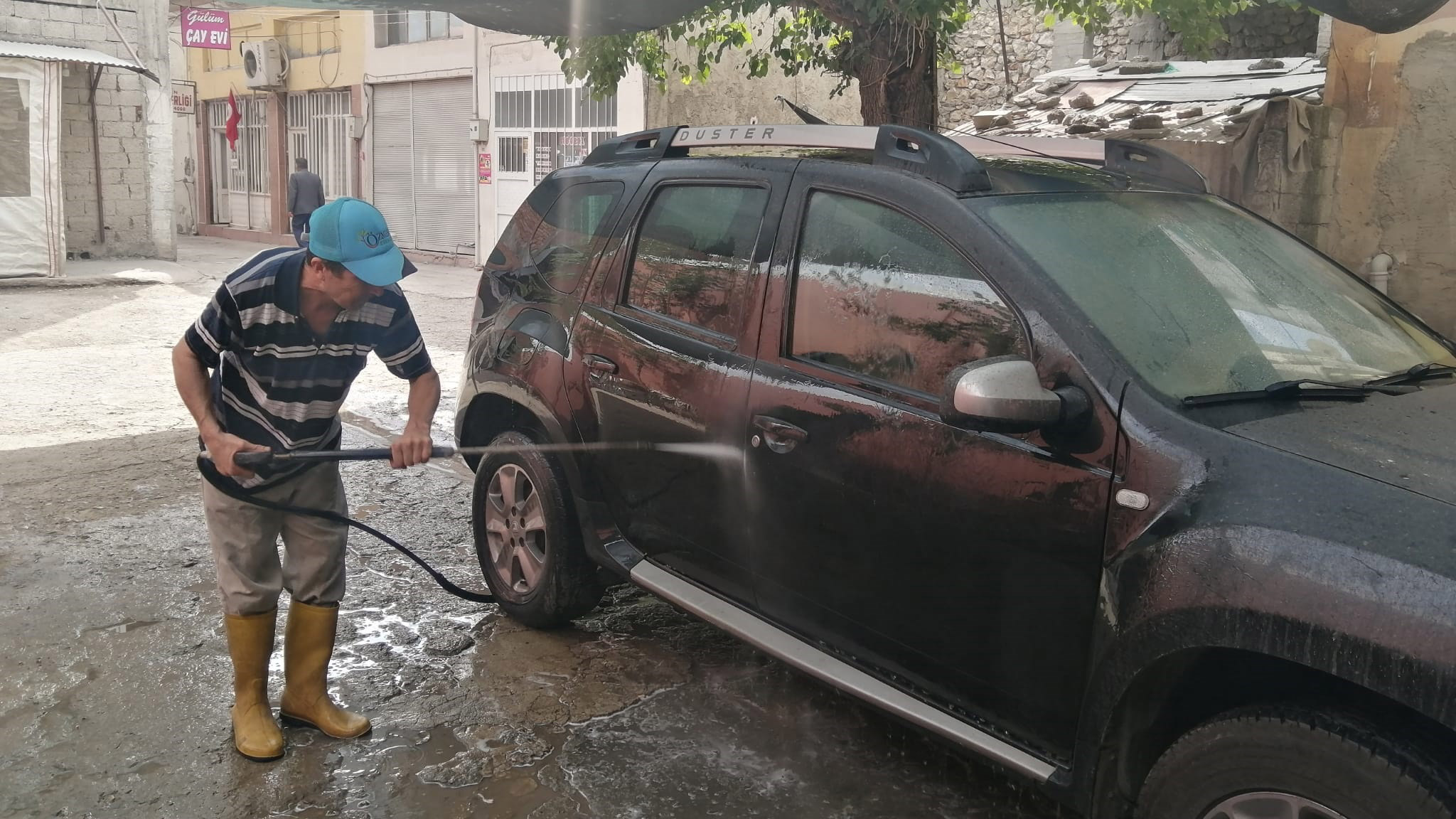 Adana'da çamur yağdı; oto yıkamacılar doldu