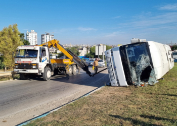 Adana'da işçi servisi devrildi: 2'si ağır 16 yaralı