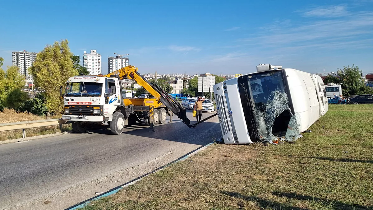 Adana'da işçi servisi devrildi: 2'si ağır 16 yaralı