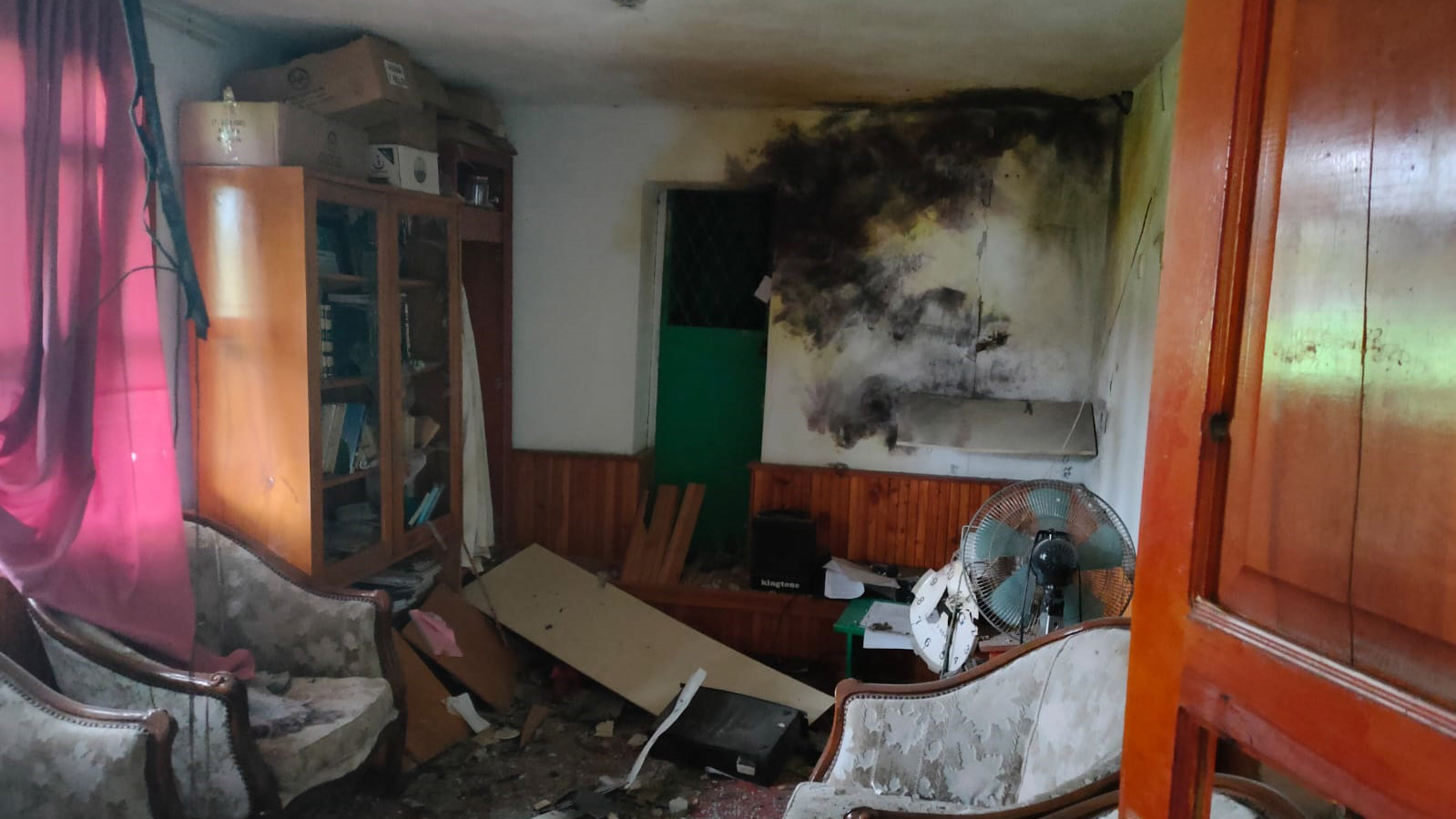 Adana'da yıldırım isabet eden cami hasar gördü