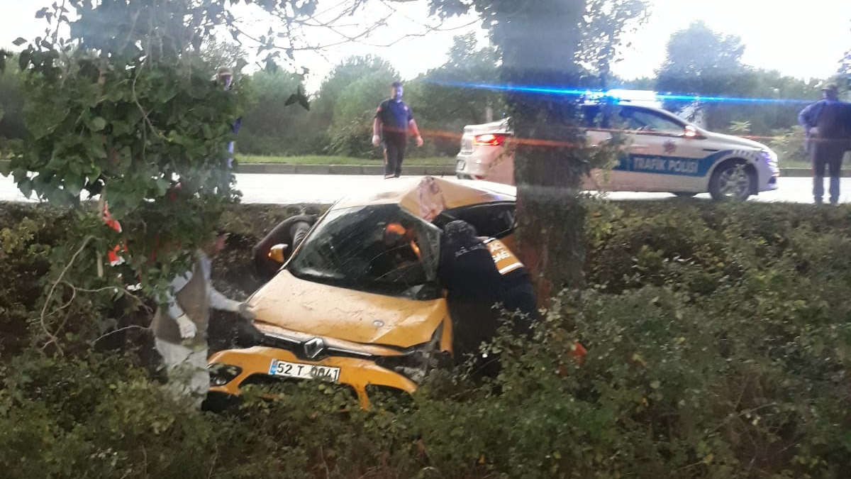 Ağaca çarpan taksinin sürücüsü öldü