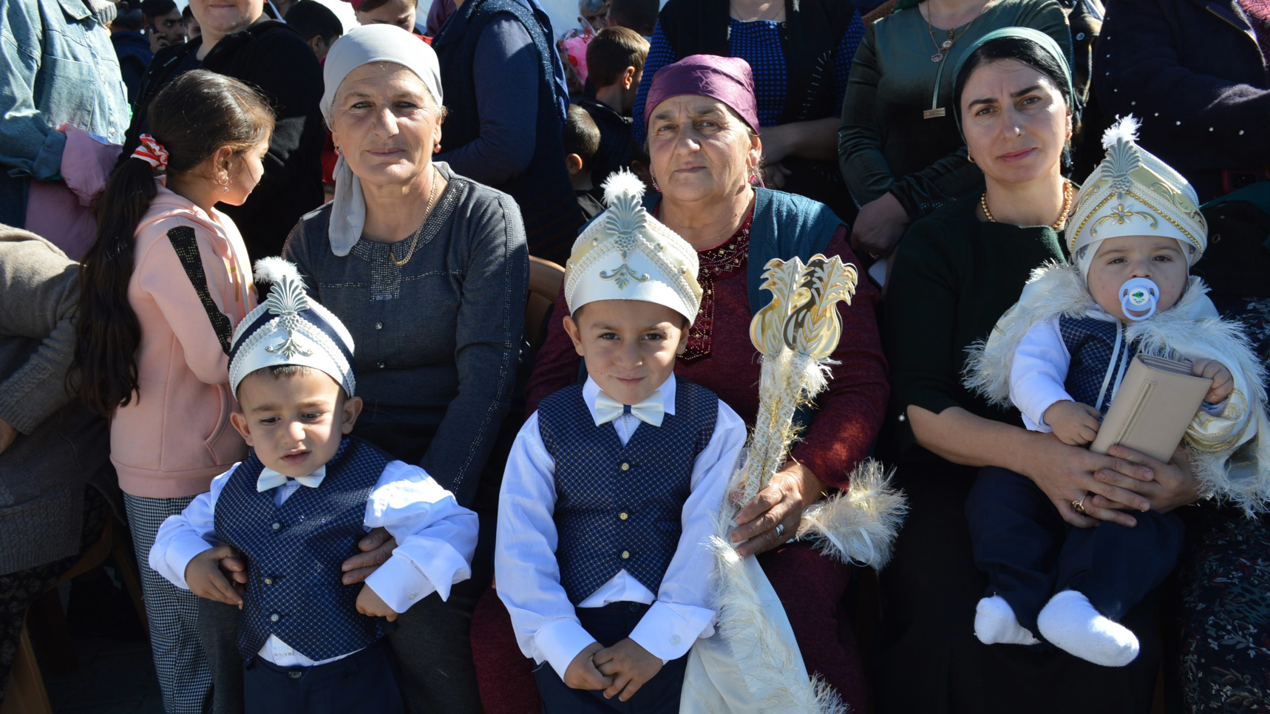 'Ahıska Türkü' 80 çocuk şölenle sünnet ettirildi