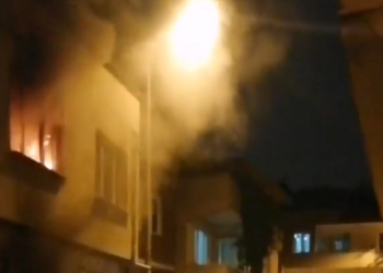 Ailesi ile birlikte yaşadığı binayı ateşe verdi