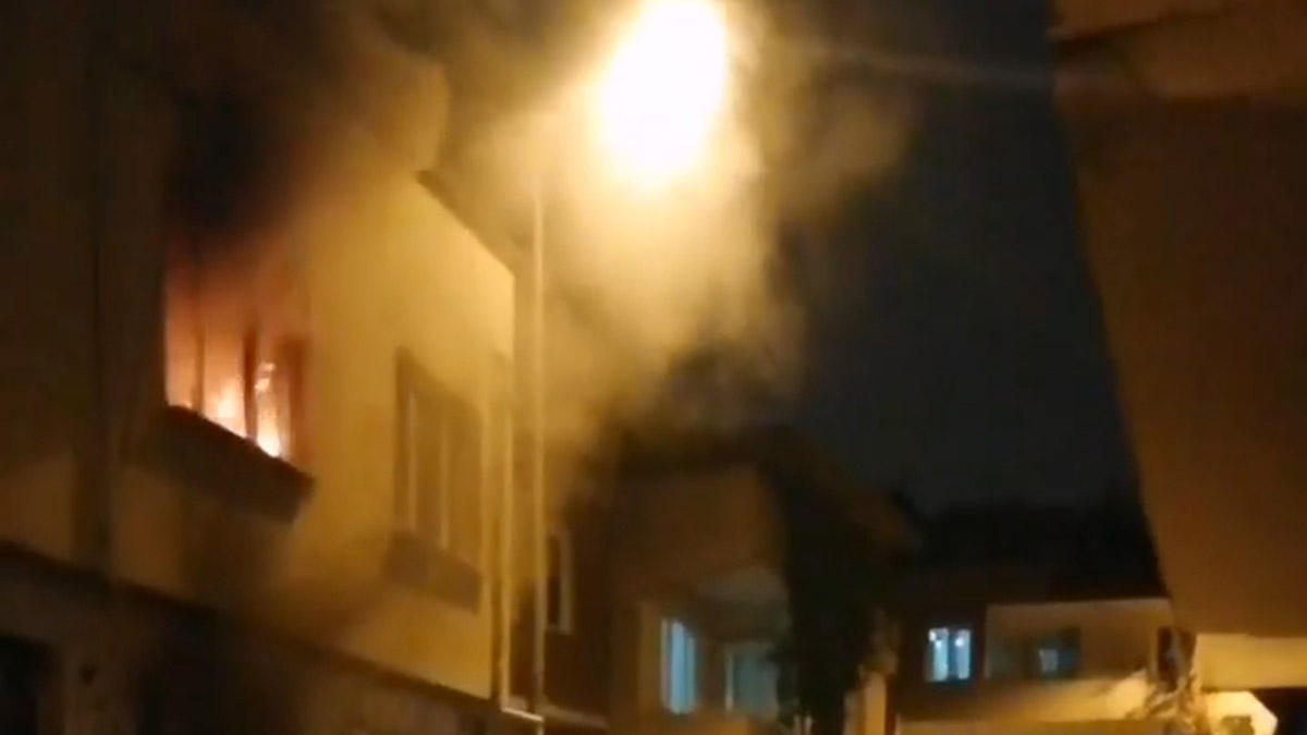 Ailesi ile birlikte yaşadığı binayı ateşe verdi