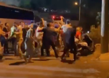Akdeniz derbisinde taraftarlar birbirine girdi