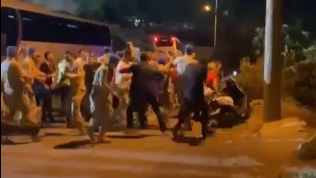 Akdeniz derbisinde taraftarlar birbirine girdi