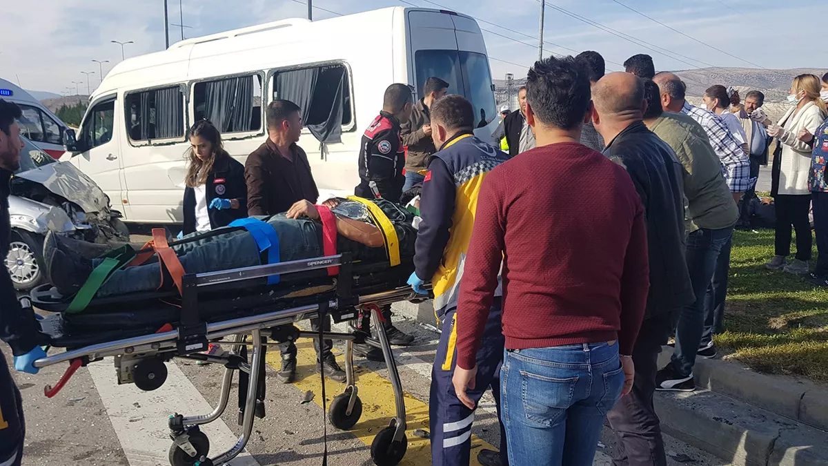 Ankarada hafif ticari arac ile minibus carpisti 1 - yaşam - haberton