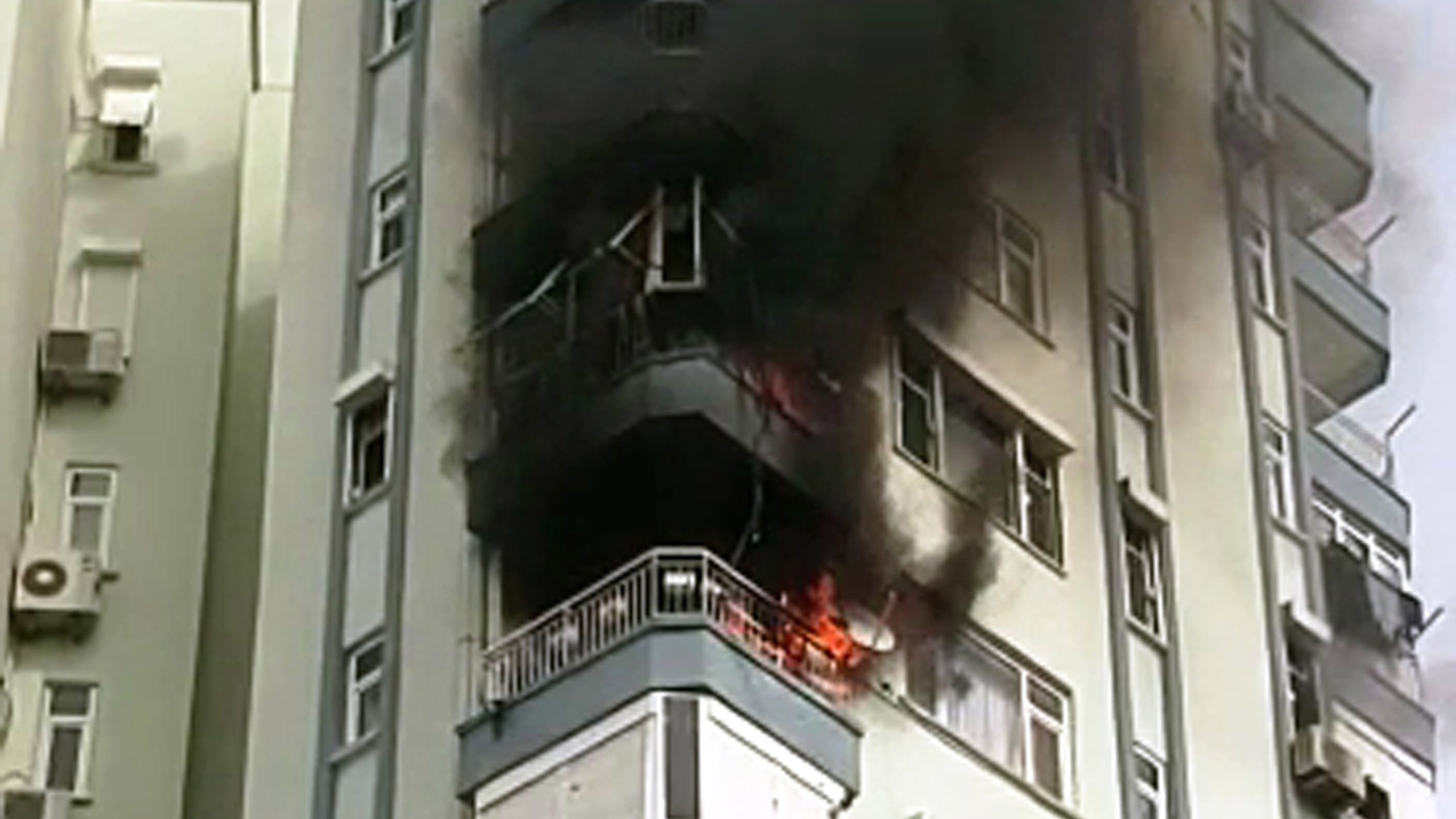 Antalya'da 13 katlı binada yangın