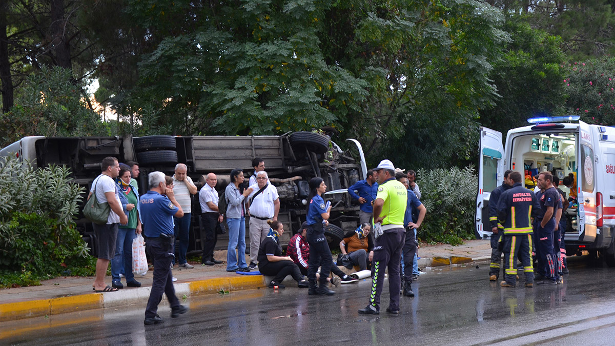 Antalya'da otel servisi devrildi: 9 yaralı