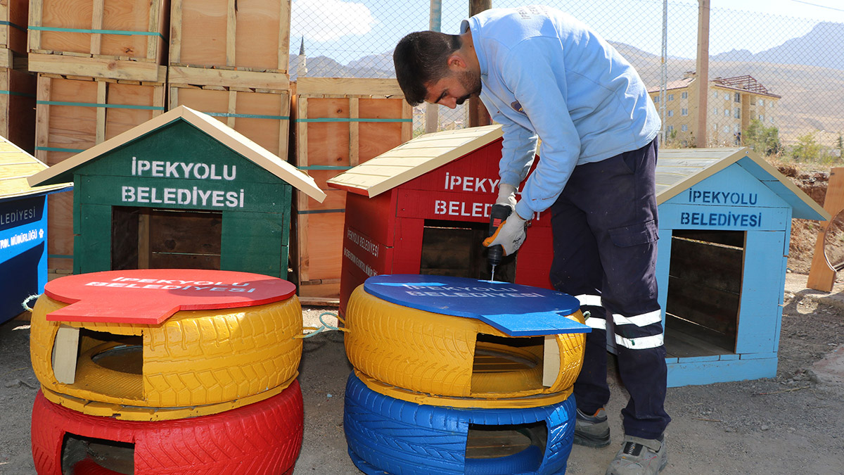 Araç lastiklerinden sokak hayvanlarına yuva 