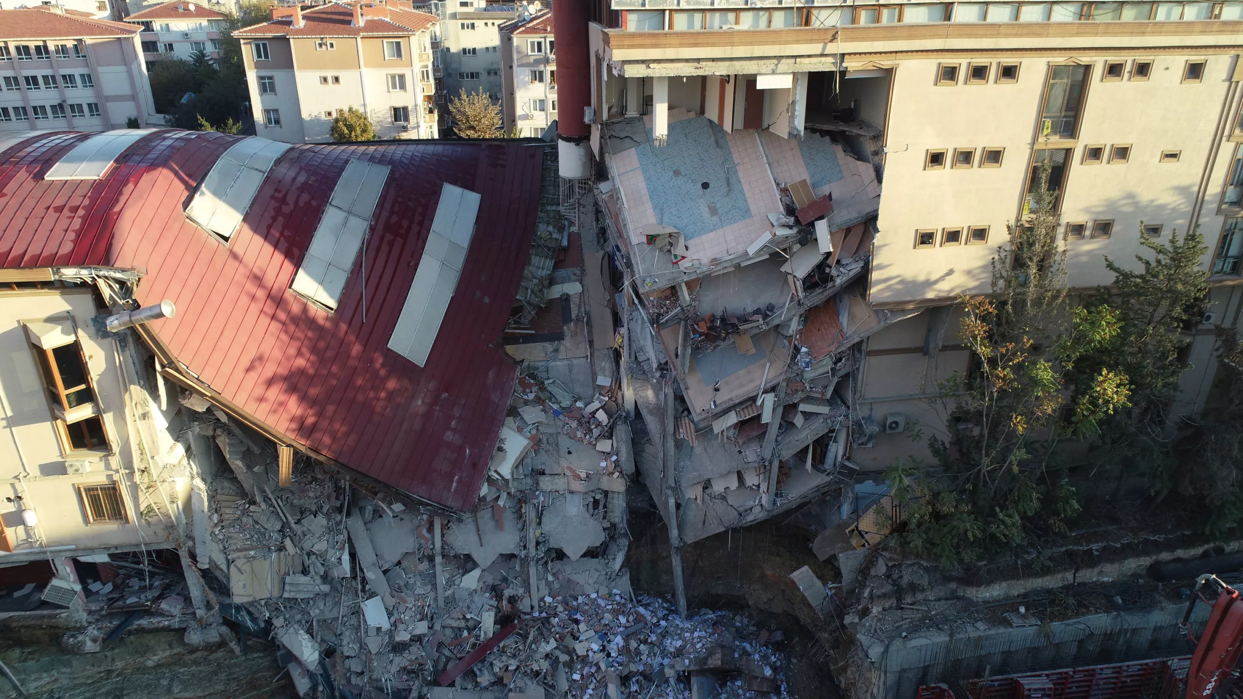 Arel universitesi binasindaki cokme goruntulendi 1 scaled - yaşam - haberton