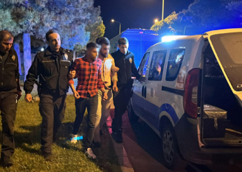 Arkadaşlarını darbederek otomobilini gasbettiler