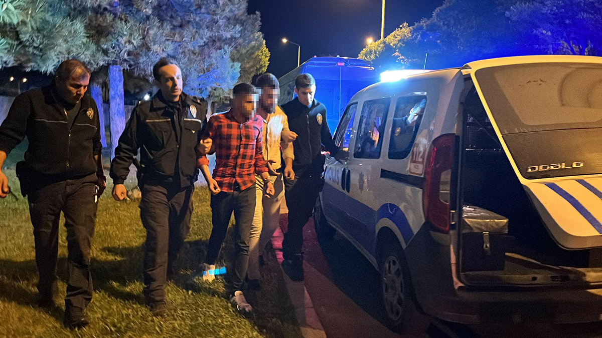 Arkadaşlarını darbederek otomobilini gasbettiler