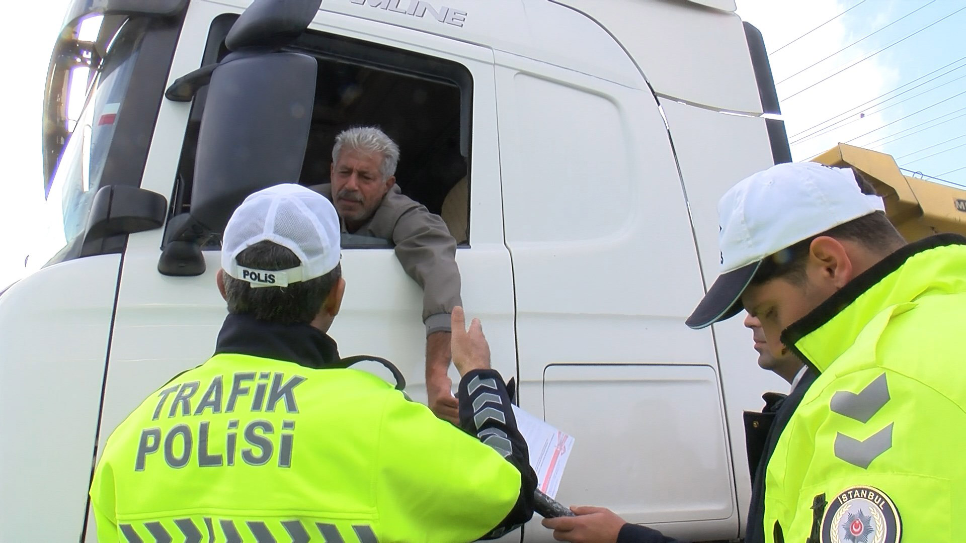 Arnavutköy'de hafriyat kamyonlarına denetim