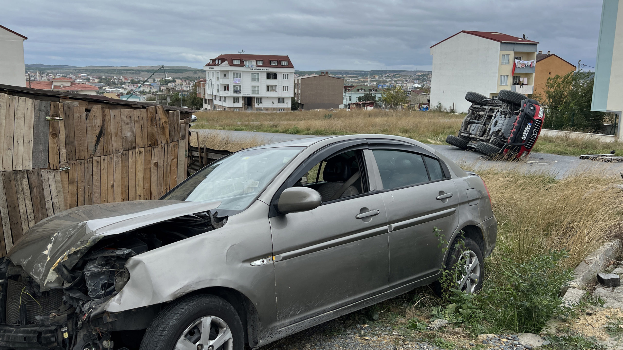 Arnavutköy'de otomobille pikap çarpıştı: 2 yaralı