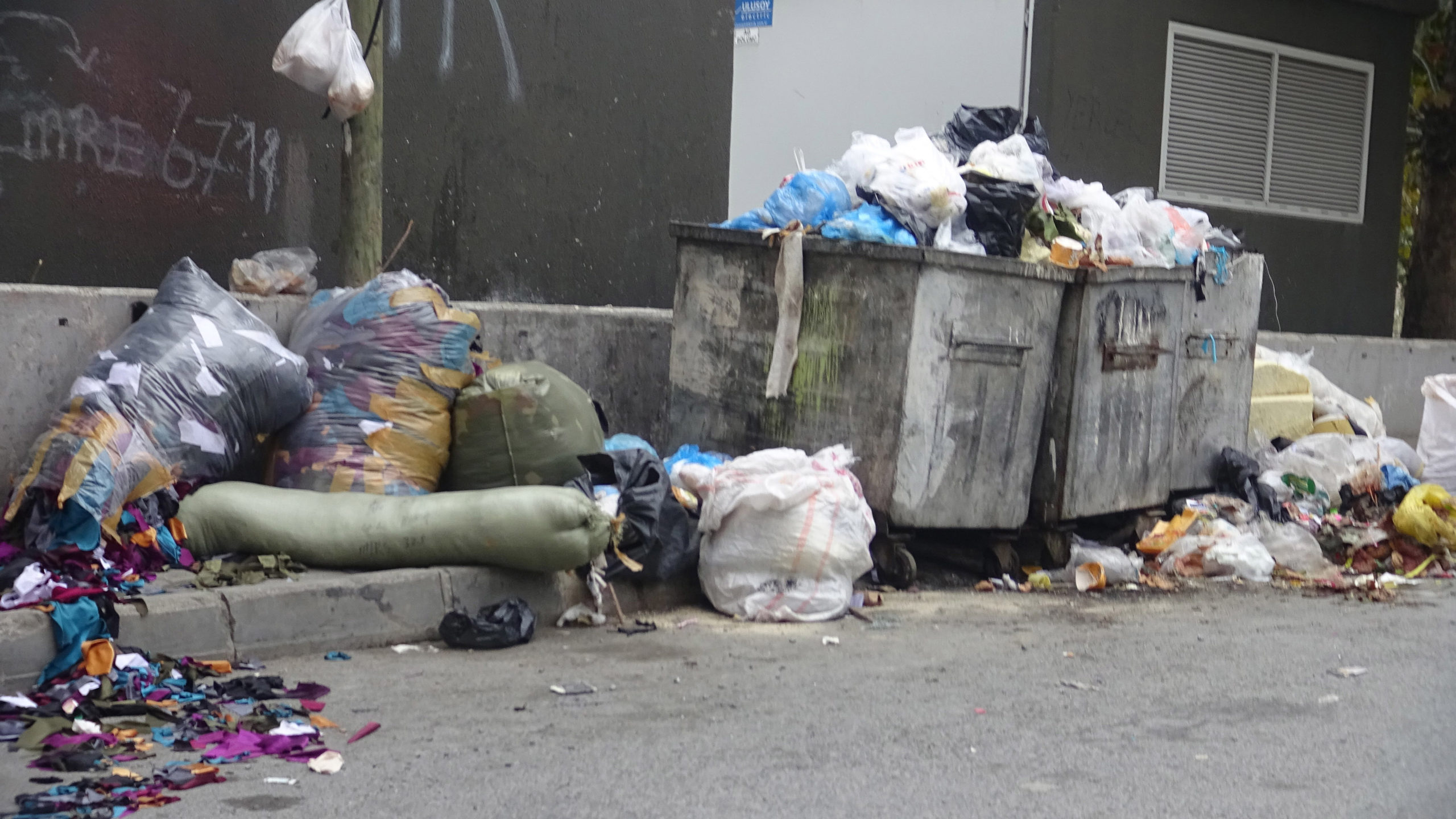 Avcılar'da çöplerin toplanmasında aksama