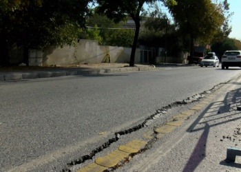 Avcılar'da korkutan yol çatlakları