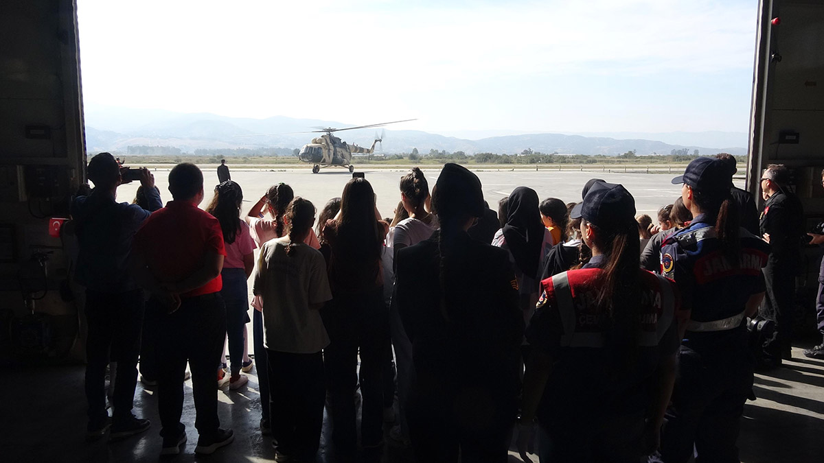 Aydın Jandarma Komutanlığı kız çocuklarını misafir etti