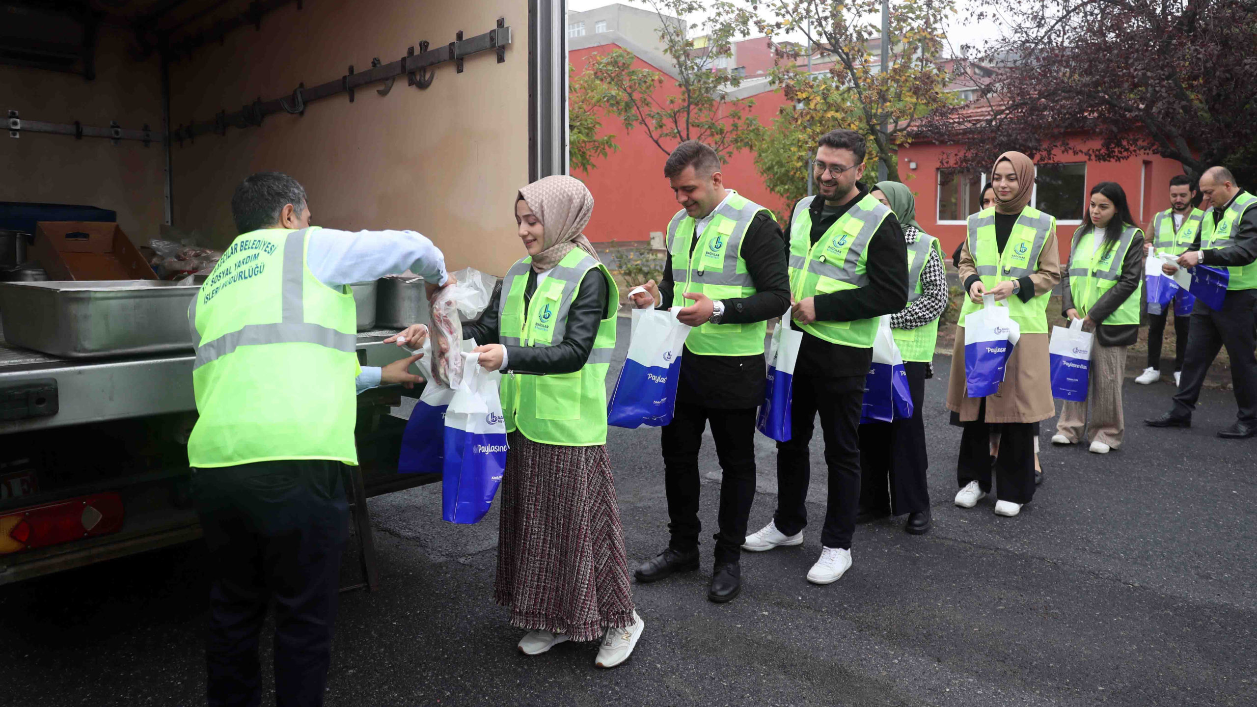 Bağcılar'da 200 bin aileye et yardımı yapıldı
