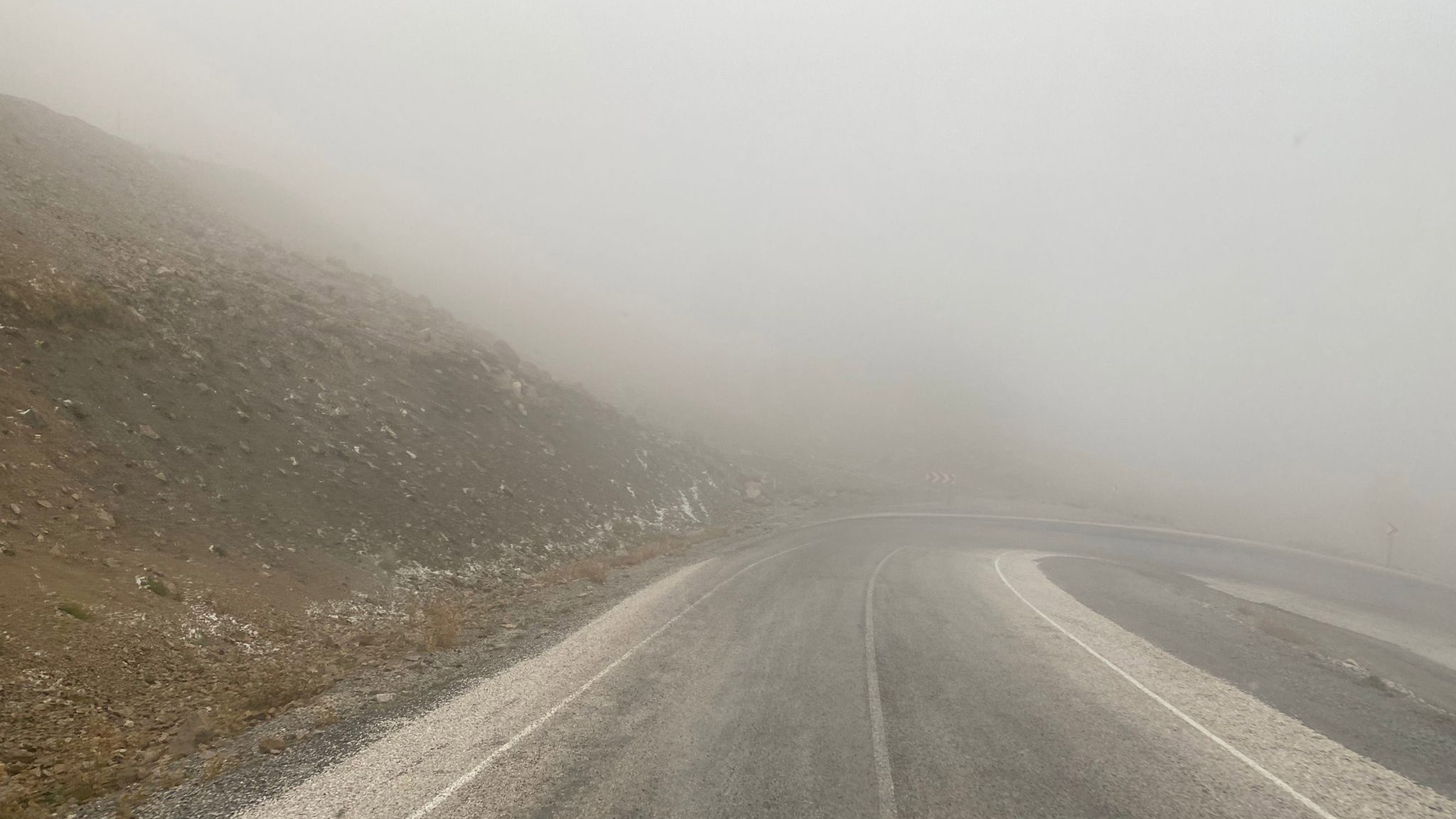 Bahçesaray yolunda kar ve sis