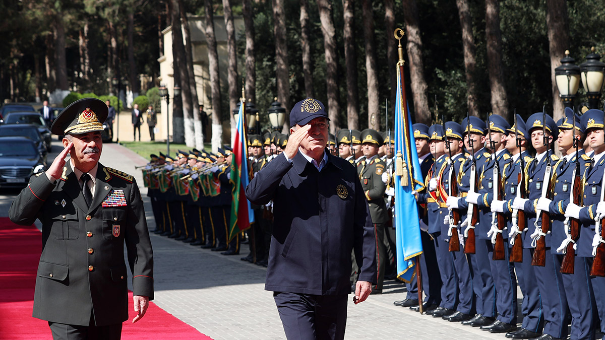 Bakan Akar Azerbaycan'da