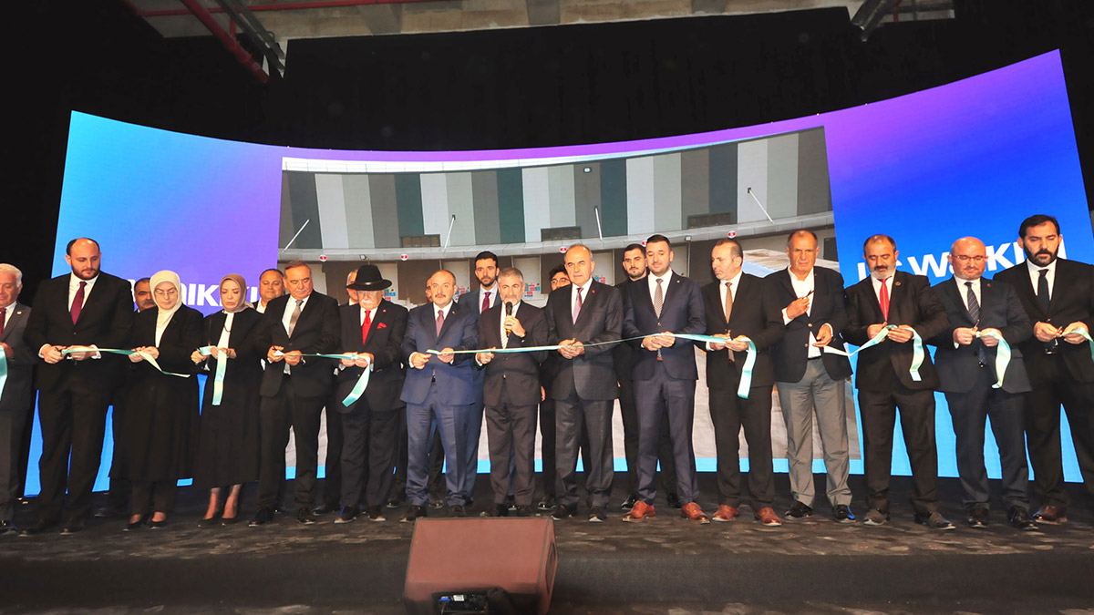 Bakanlar tekstil firmasının lojistik merkezini açtı