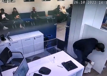 Bankadan para dolu çantayı çalan iki kişi tutuklandı