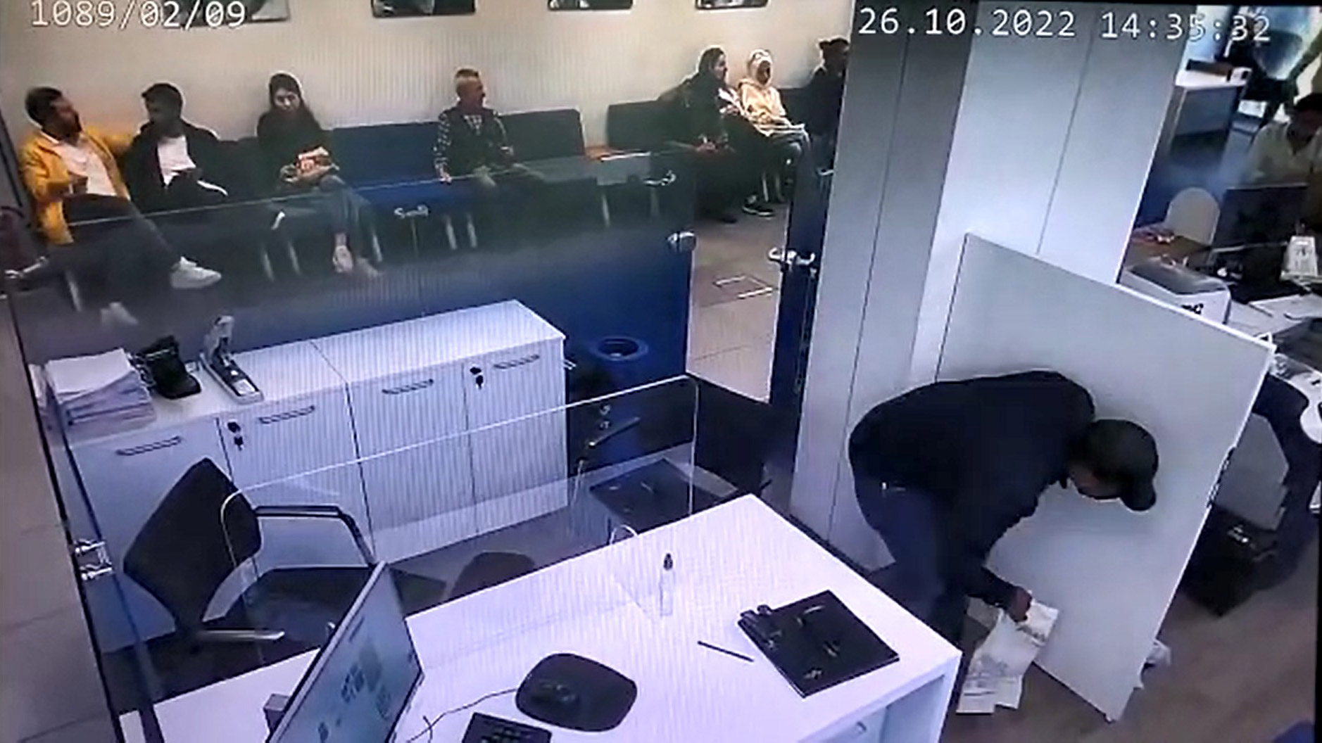 Bankadan para dolu çantayı çalan iki kişi tutuklandı